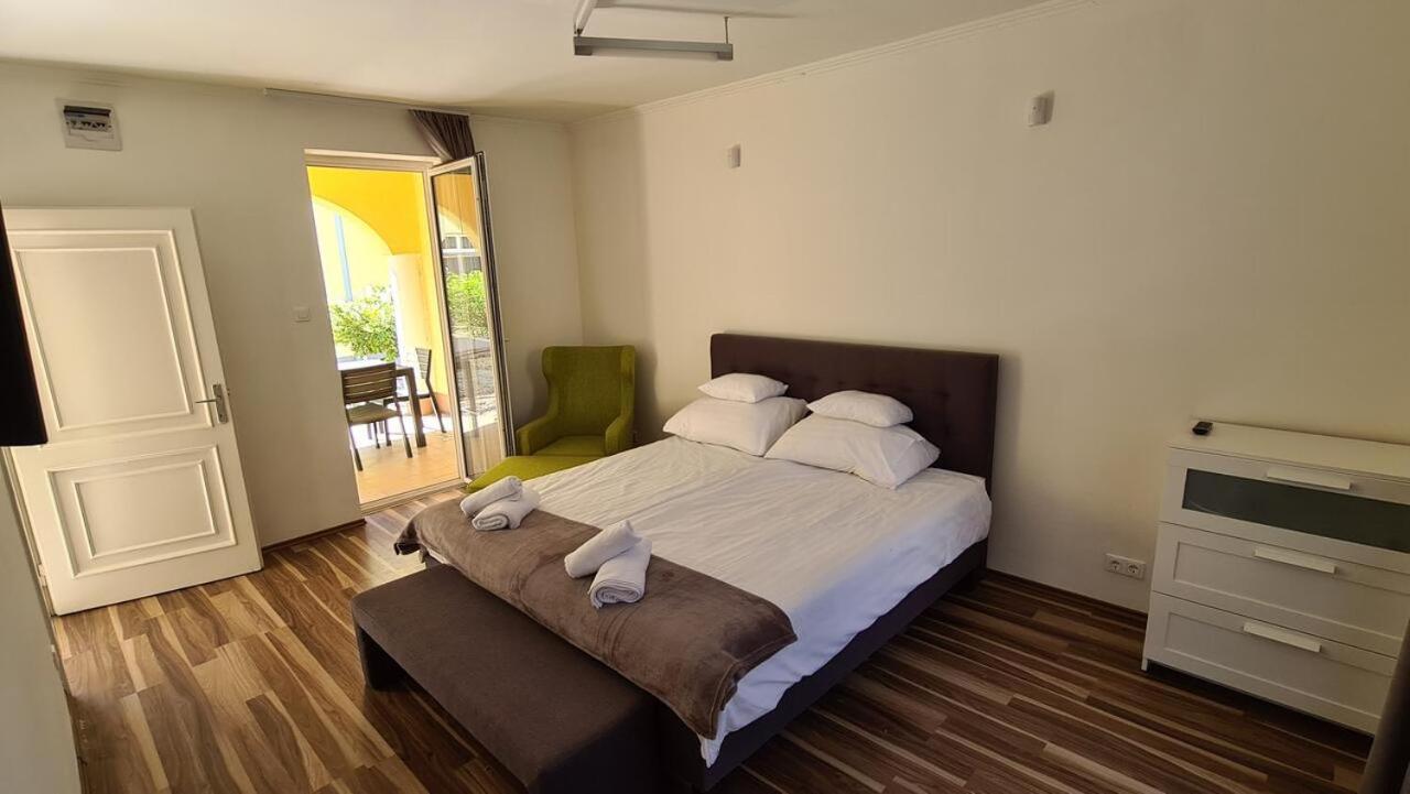 Mediterran Apartman With Pool ชิโอฟก ภายนอก รูปภาพ